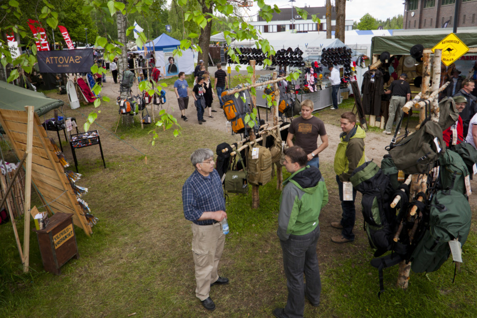 Messuosastoja Riihimäen Erämessuilla, ulkona mukavassa kesäkelissä