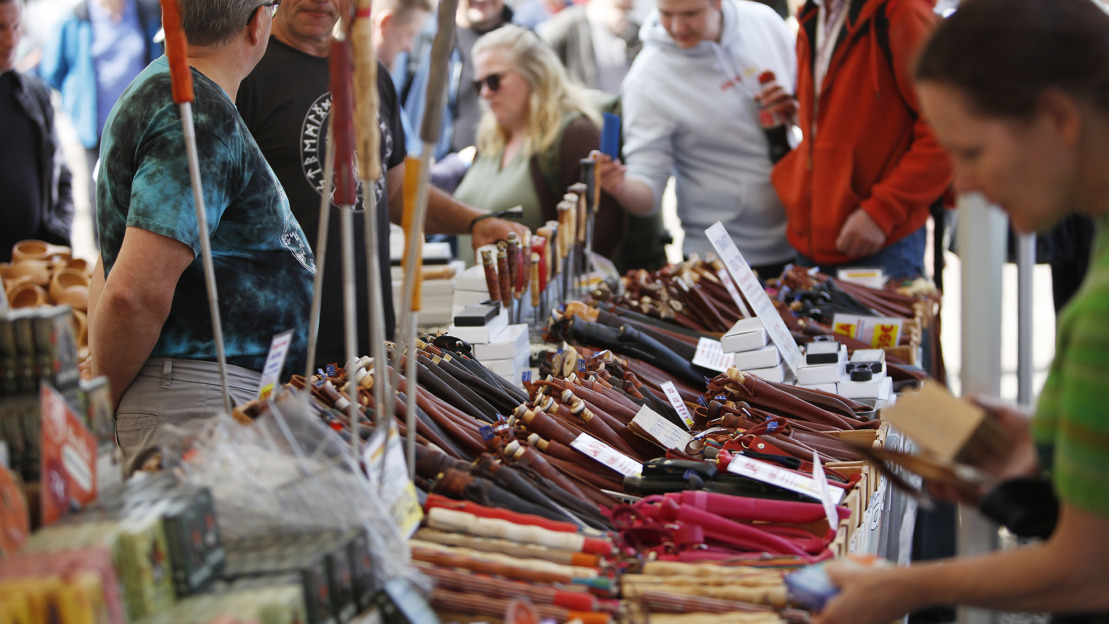 Riihimäen Erämessuilta, messuosastolla esillä erilaisia puukkoja.