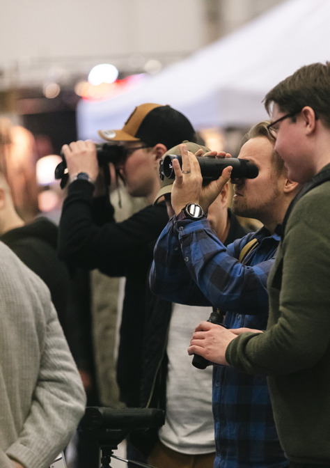 Helsingin Erämessuilla tutustuttiin kiikareihin ja tähtäimiin.