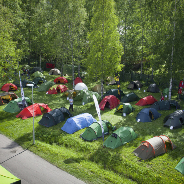 Kuva lintuperspektiivistä, telttanäyttely Erämessuilla, nurmialueella monta telttaa vieri vieressä.