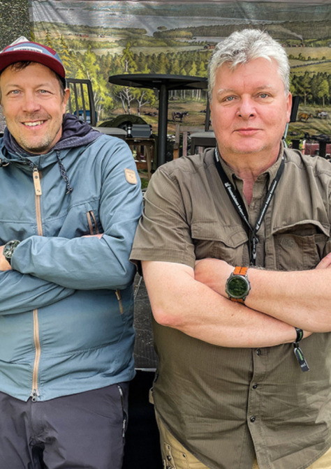 Mikko "Peltsi" Peltola ja Joppe "retkinikkari" Ranta nojaavat lavan reunaan Erämessuilla.