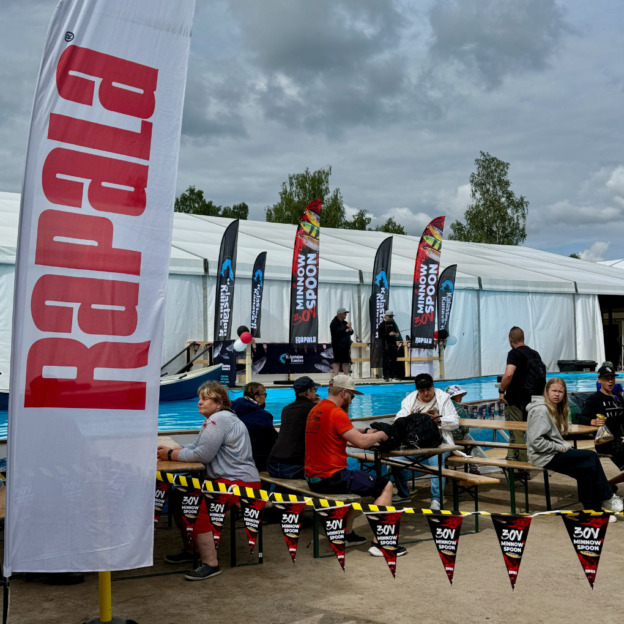 Kuva Riihimäen Erämessuilta, Kalastajan Kanavan altaalta, jonka reunalla liehuu Rapalan beachflag.