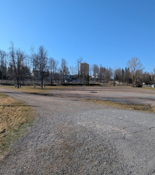 Asfalttiväylä kaartuu vasemmalle ja reunaan jäävällä sora-alueella on sivuttaiskaltevuutta. 