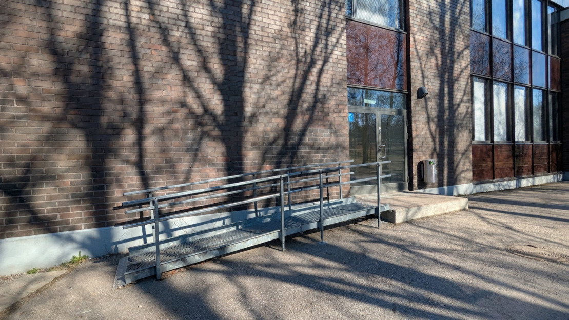 Luiska C-rakennukseen Metsästysmuseon puolelta.